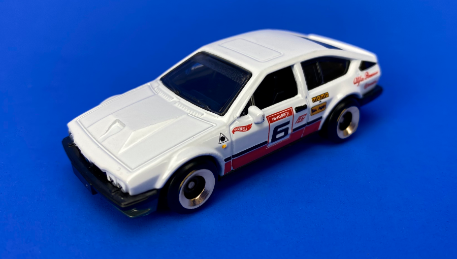 Машинка Базова Hot Wheels Alfa Romeo GTV6 3.0 Retro Racers 1:64 HKJ83 White