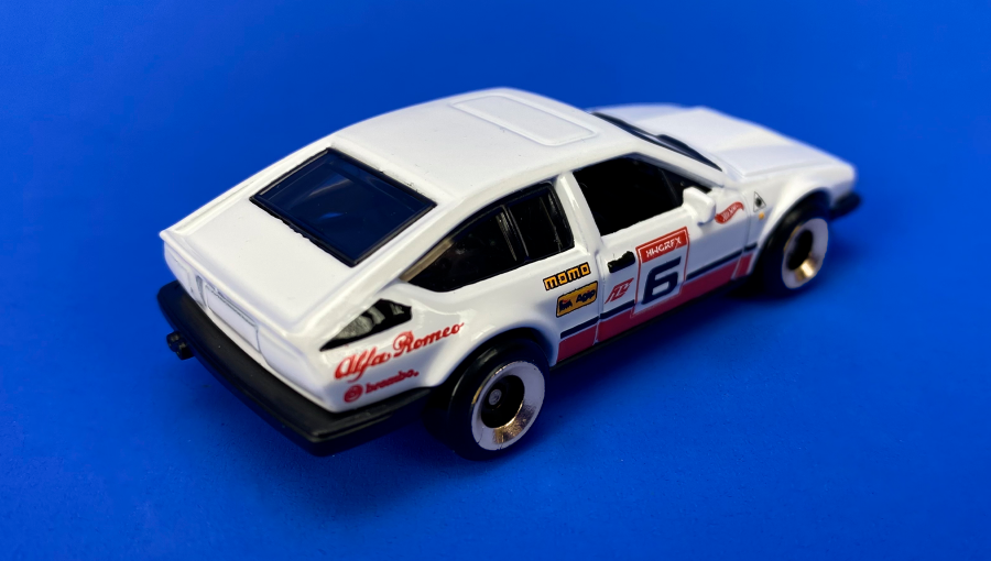 Машинка Базова Hot Wheels Alfa Romeo GTV6 3.0 Retro Racers 1:64 HKJ83 White