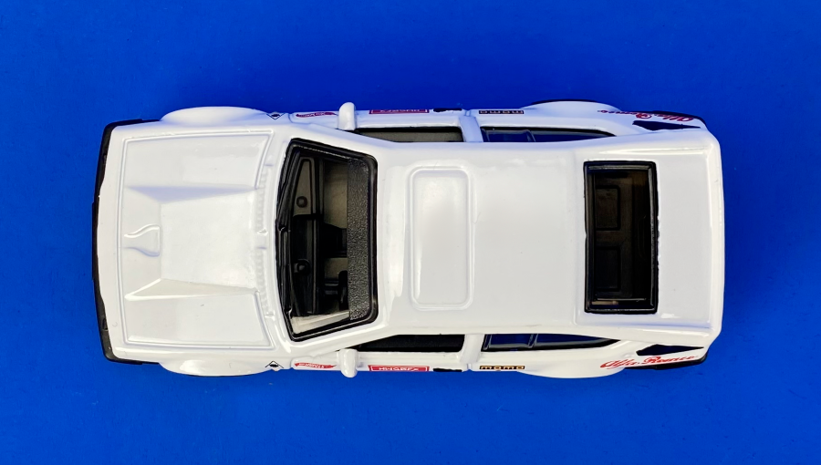 Машинка Базова Hot Wheels Alfa Romeo GTV6 3.0 Retro Racers 1:64 HKJ83 White