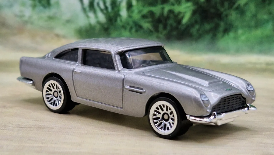 Машинка Базова Hot Wheels Aston Martin 1963 DB5 James Bond 007 Goldfinger Screen Time 1:64 HTB36 Grey