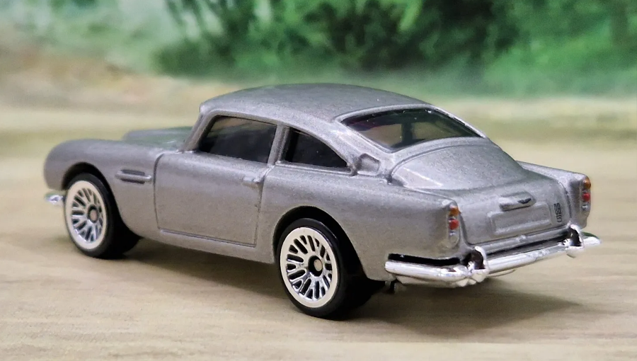 Машинка Базова Hot Wheels Aston Martin 1963 DB5 James Bond 007 Goldfinger Screen Time 1:64 HTB36 Grey