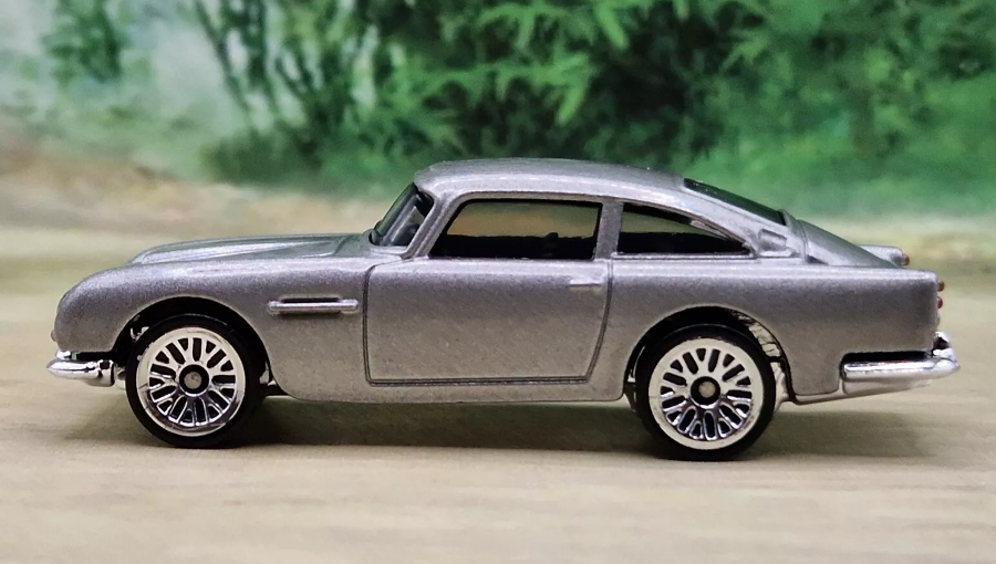 Машинка Базова Hot Wheels Aston Martin 1963 DB5 James Bond 007 Goldfinger Screen Time 1:64 HTB36 Grey