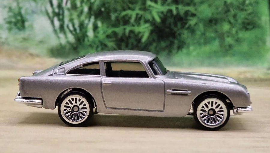 Машинка Базова Hot Wheels Aston Martin 1963 DB5 James Bond 007 Goldfinger Screen Time 1:64 HTB36 Grey