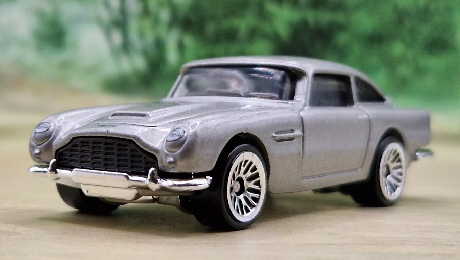 Машинка Базова Hot Wheels Aston Martin 1963 DB5 James Bond 007 Goldfinger Screen Time 1:64 HTB36 Grey