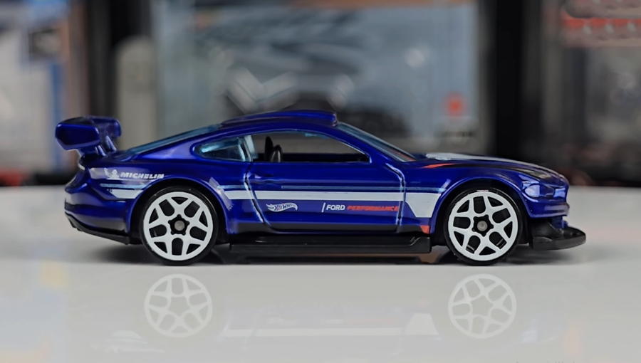 Машинка Базова Hot Wheels Custom '18 Ford Mustang GT Mustang 60 1:64 HYY94 Blue